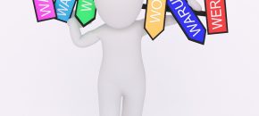 留学生在机场使用手机App查询美金人民币汇率并完成线上换汇操作，背景是机场候机大厅