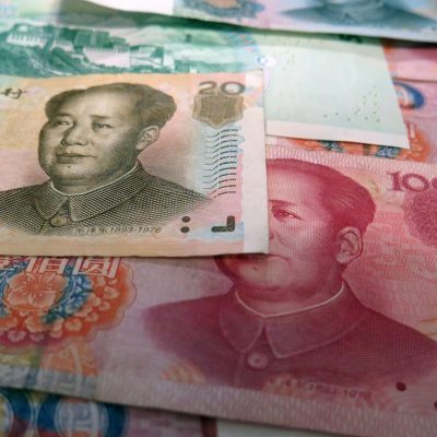 美金人民币汇率 App 换汇到账试算界面，输入金额后自动显示各家银行预计到账人民币金额对比